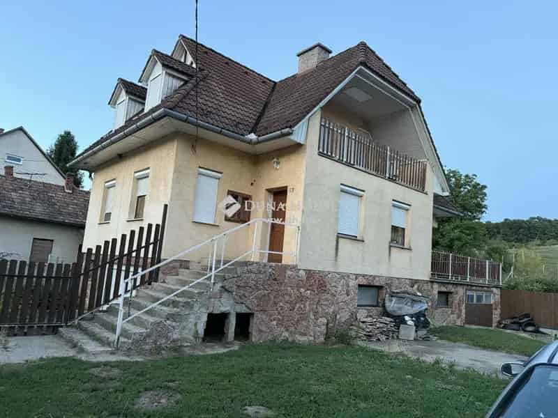 Családi ház eladó Bajóton - dupla komfortos, két garázs, nagy telek