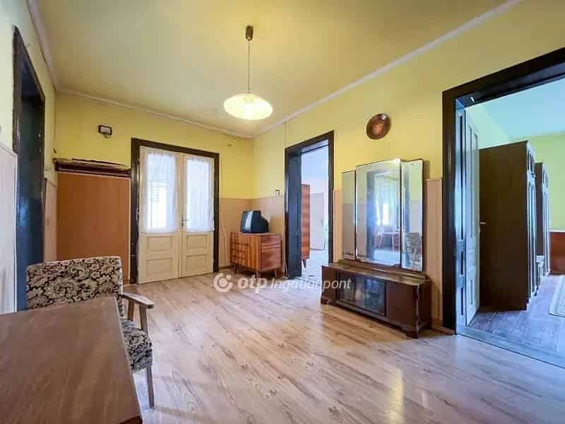 Felujítandó családi ház Pápateszéren - 133 m2 4 szoba