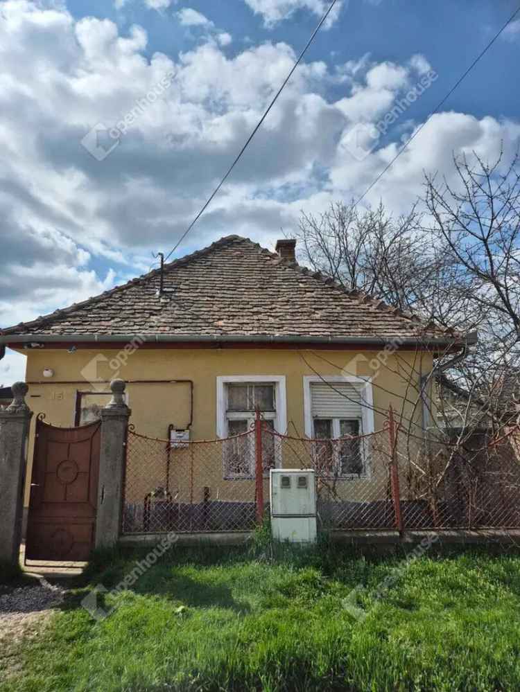 Pilis központi részén eladó 2 családi ház egy telken