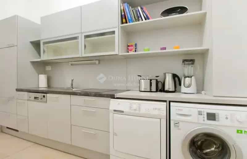 Felujitott Airbnb Lakas Elado Andrassy Ut Kozelben Budapesten