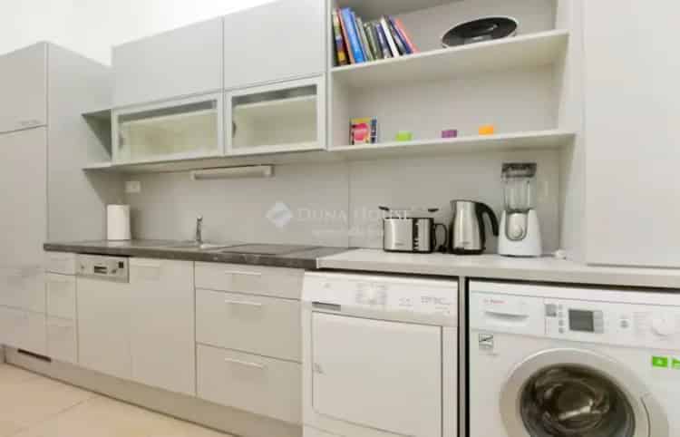 Felujitott Airbnb Lakas Elado Andrassy Ut Kozelben Budapesten