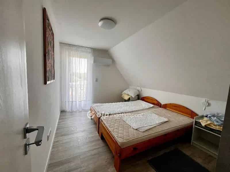 Balatonlellei Családi Haz Apartmanokkal Elado