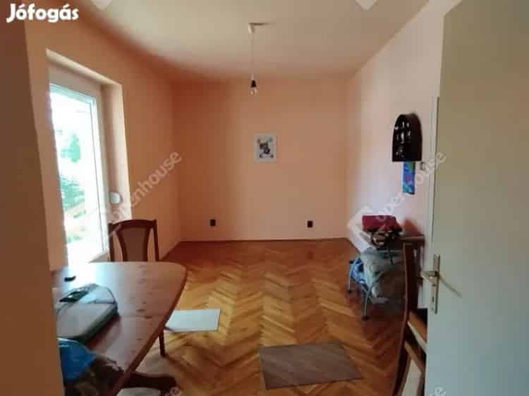 Eladó kertkapcsolatos lakás Győr Nádorvárosban