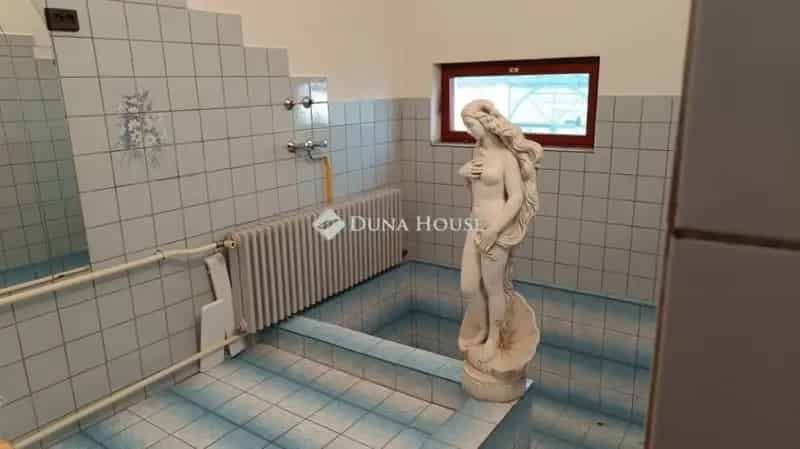 334m2-es Családi Ház 813m2-es Telken Medencével