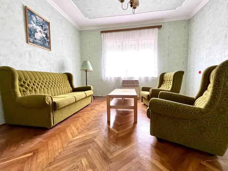 800m2-es telek 76m2-es házzal és 120m2 melléképülettel