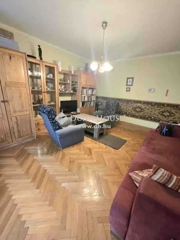 Pécs Athinay utca 2 szobás erkélyes lakás eladó
