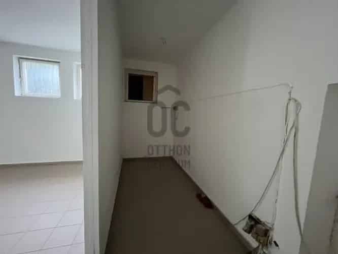 Sárisápi üzlethelyiség kiadó 102m2 22m2 raktárral