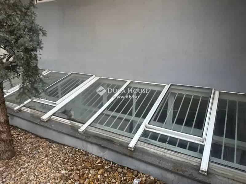 Ikerház felét eladó 3 szobával 50nm terasszal és 230nm pincével