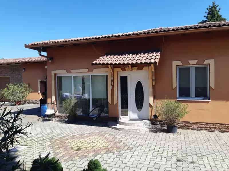 Dunaújváros 140-141 m2-es családi ház dupla garázzsal eladó