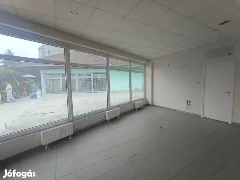 Komló Városháza téri üzlethelyiség eladó 70 nm