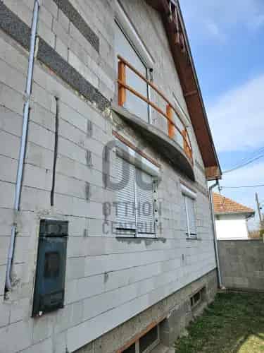 Vecsési családi ház eladó - 280 nm - 5 szoba - kandalló - pince