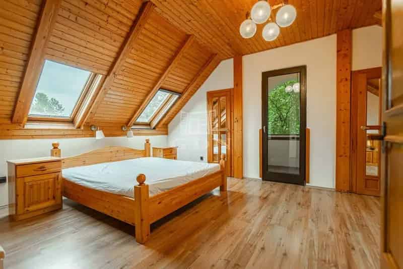 XVI Kerulet Arpadfold 220m2 6 szobas csaladhaz hosszutavra kiado