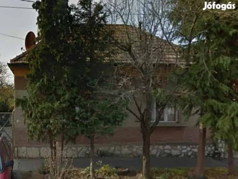 Pápai 75nm-es 2 1 szobás családi ház eladó