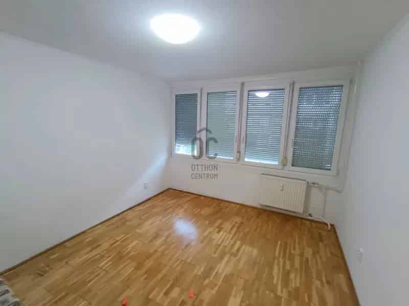 Vác Alsóváros 56m2 2 szobás felújított erkélyes panel lakás eladó