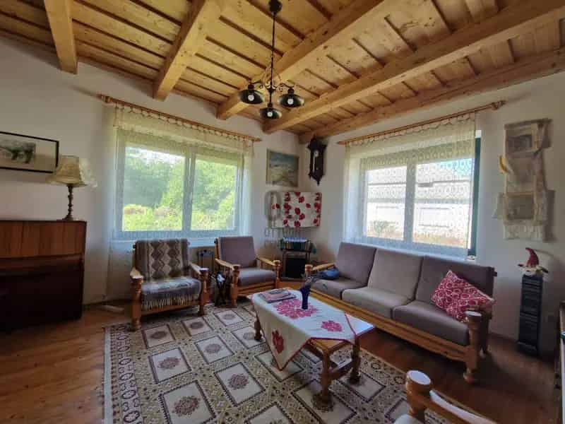 120m2-es felújított családi ház Valkonyán 3830m2-es telekkel