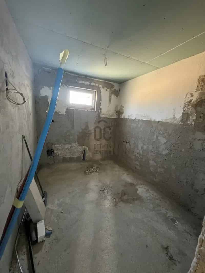 Szomód 900 m2 6 szobás családi ház eladó