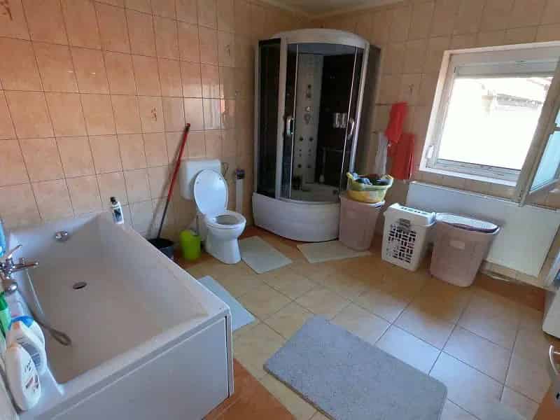 Felujitott 3 szintes csaldi haz Veresegyhazon