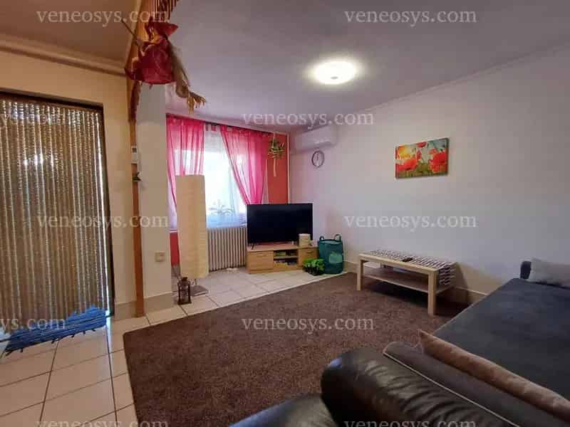 Etyeki családi ház eladó - 5 szoba, 2 nappali, 3 garázs