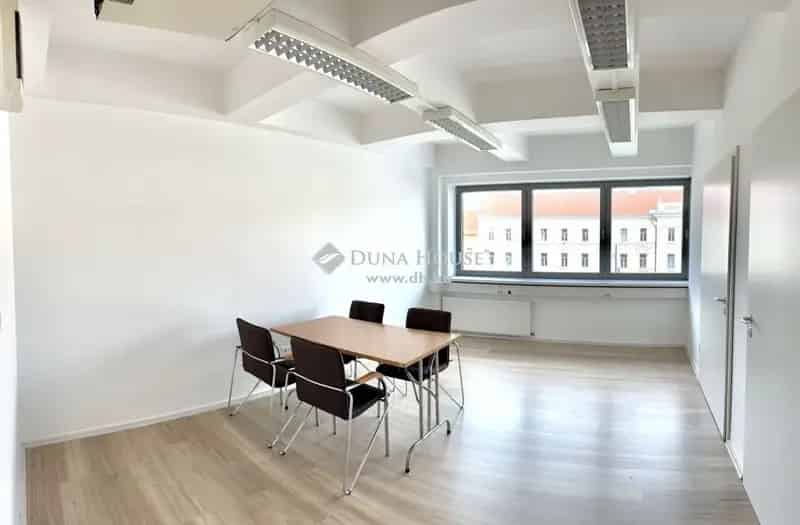 40m2-es Iroda Pecs Belvarosban Konzum Irodaház