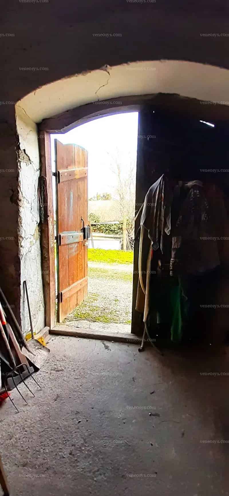Etyeki szőlőskert eladó présházzal és borospincével