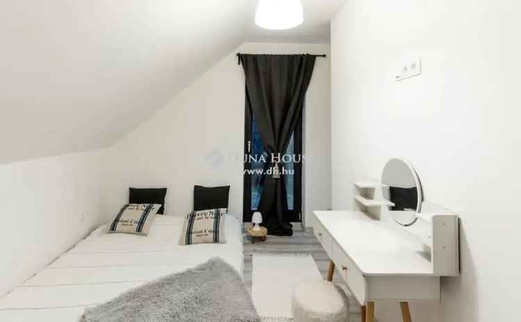 Balatoni családi ház eladó - 4 szoba, 2 fürdő, modern