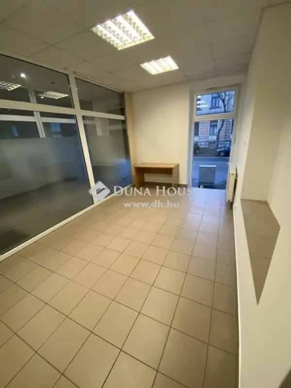 Pécs Belvárosi Irodaépület Eladó - 435m2 - 14 Autóbeálló - Napelem