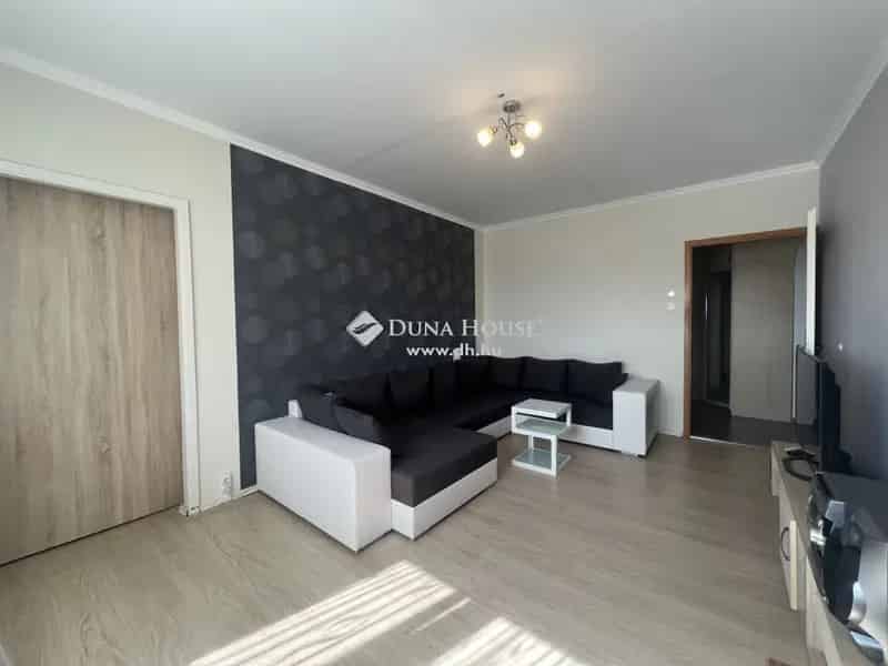 68m2-es 2 szobás felújított panel lakás eladó
