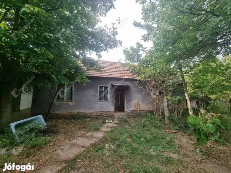 1579 m2-es Telek Újkéren Bontó Házal És Kúttal