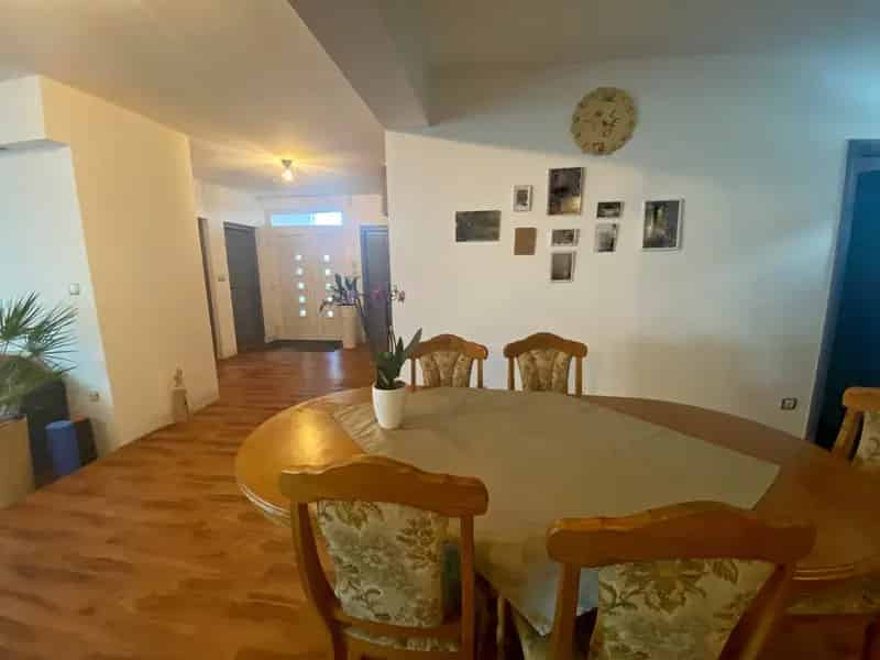 Kiskunhalas családi ház eladó - 140 m2 - 2,5 szoba - garázs - parkosított udvar