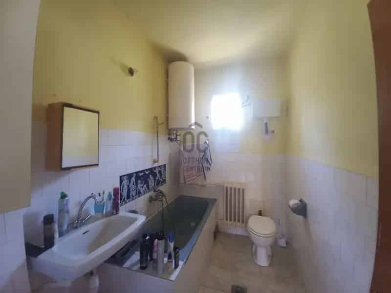 1500 m2-es telken lévő ház 2 garázzsal