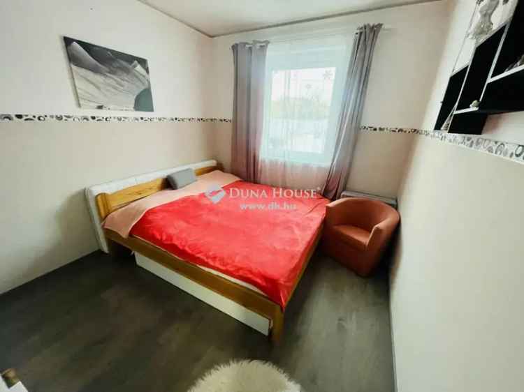 80m2-es Ikerházfél Eladó - 2 Hálószoba, Garázs, Duna-part Közelében