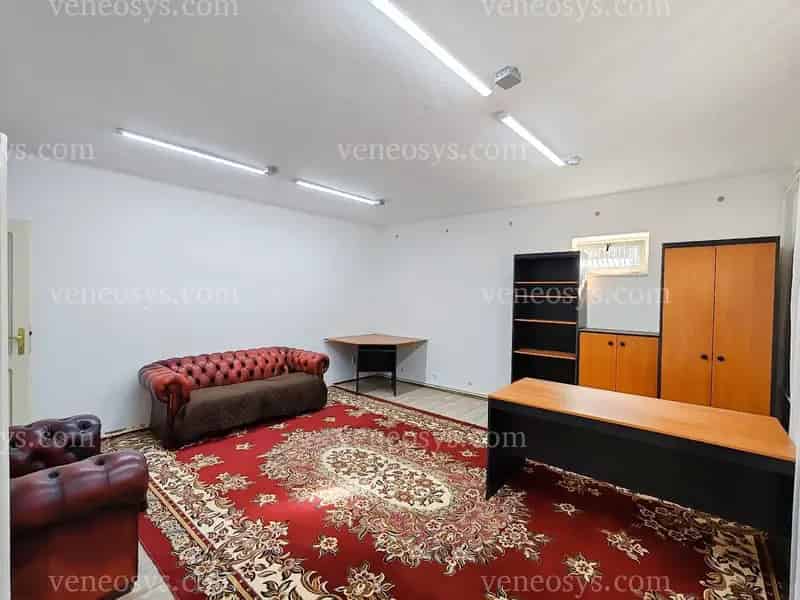 Salgótarján Üzlethelyiség Kiadó 50 nm Udvari Parkolóval