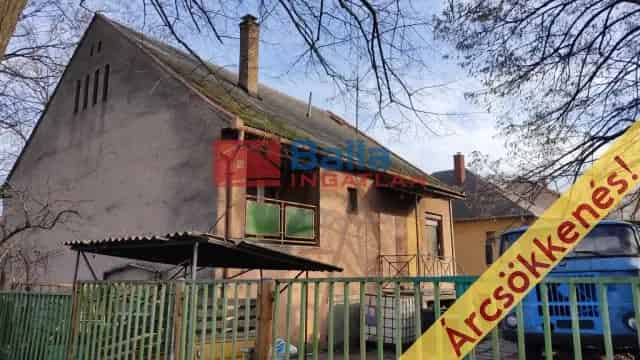 Dunaújváros 90nm-es 3 szobás családi ház eladó