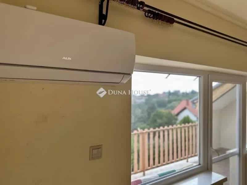 Panorámás családi ház Pecsett eladó - 3 szintes, 200 m²