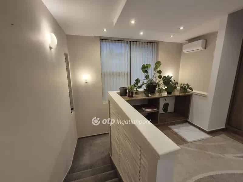 Többlakásos Siófoki Modern Villa a Balatonhoz K	zel
