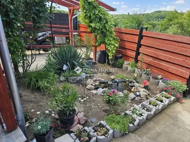 Kökény 70nm-es családi ház panorámás telken eladó