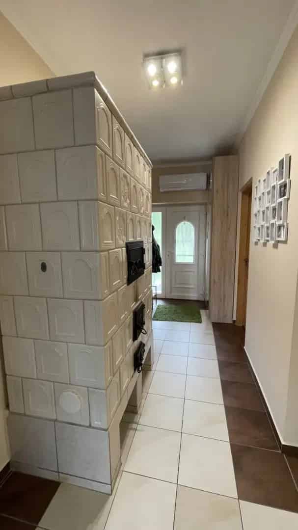 Ravazdon felújított családi ház eladó - 3 szoba, garázs, napelem