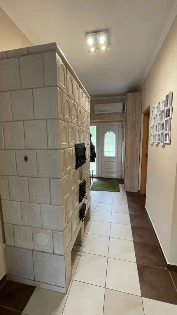 Ravazdon felújított családi ház eladó - 3 szoba, garázs, napelem