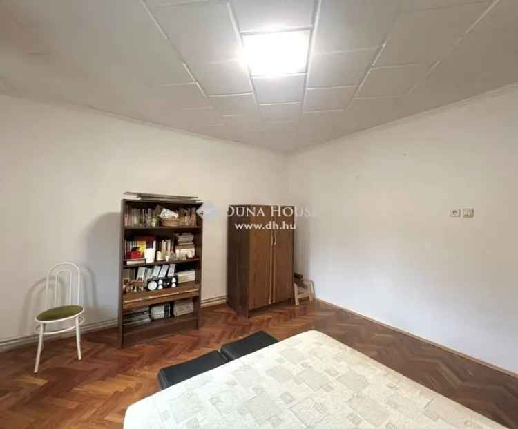 Tágas családi ház nappali + 2 szobával eladó