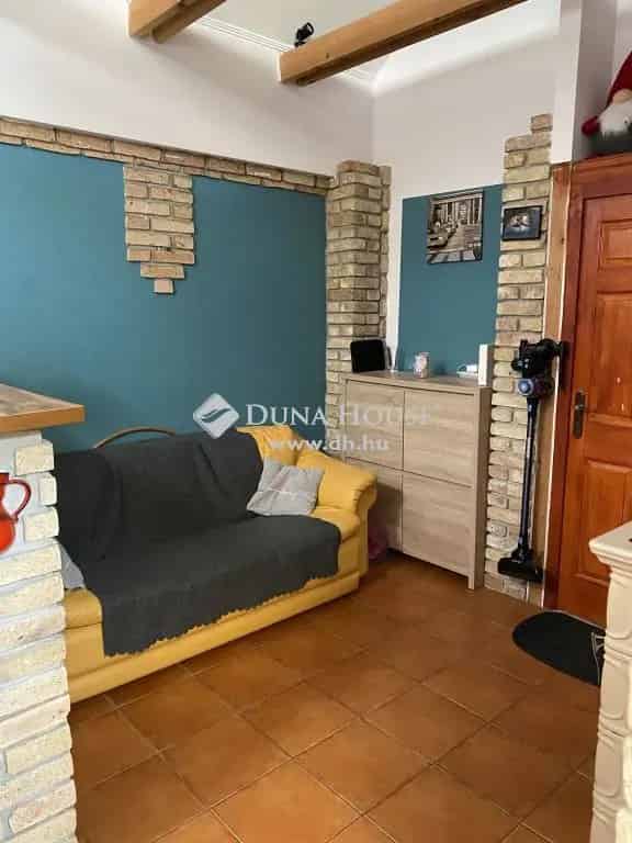 Balatonalmádi családi ház eladó - felújított, 2 szobás