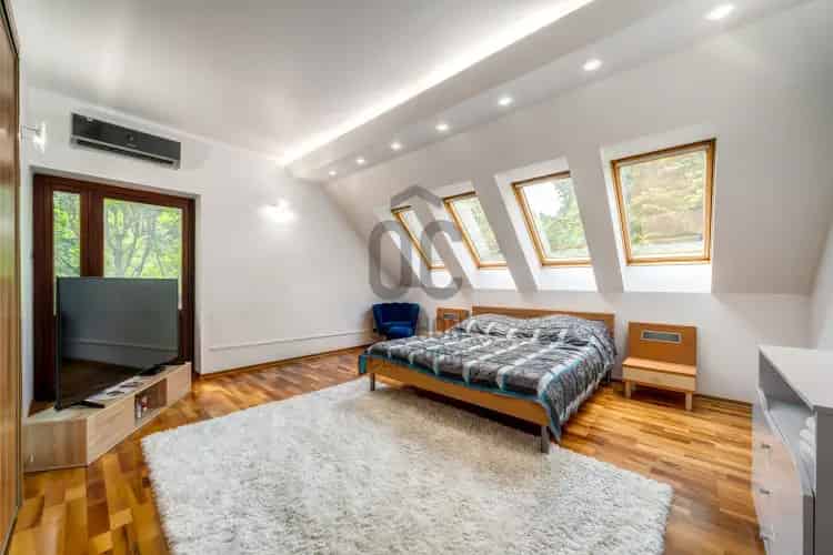 Gödöllői Luxusvilla Eladó - Saját Tóval és Medencével