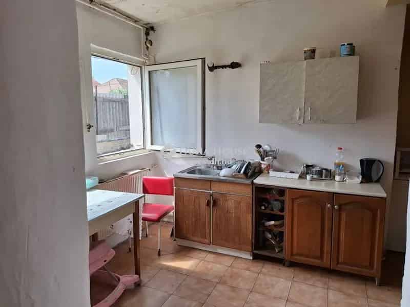 Bicske központ 55m2-es felújítandó lakás eladó