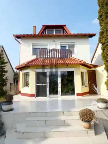Bajai családi ház eladó - 6 szoba, panoráma, napelem