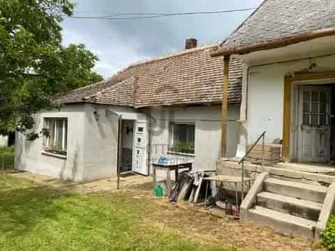Hosszúhetényben eladó felújítandó parasztház garzonnal