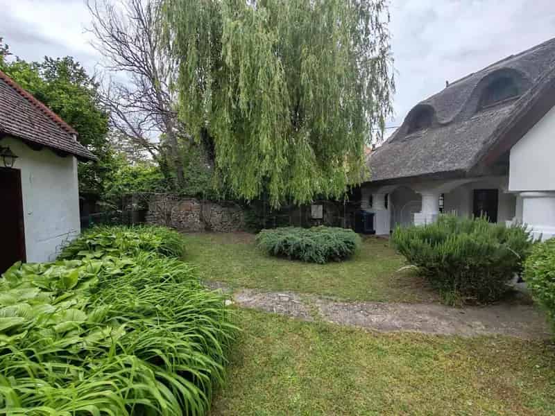 Szentbékkállai Stílusos Villa Eladó 5 Hálószobával és Medencével