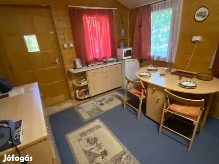 Nyíregyháza közeli faház eladó - 713 nm telek - bútorozott
