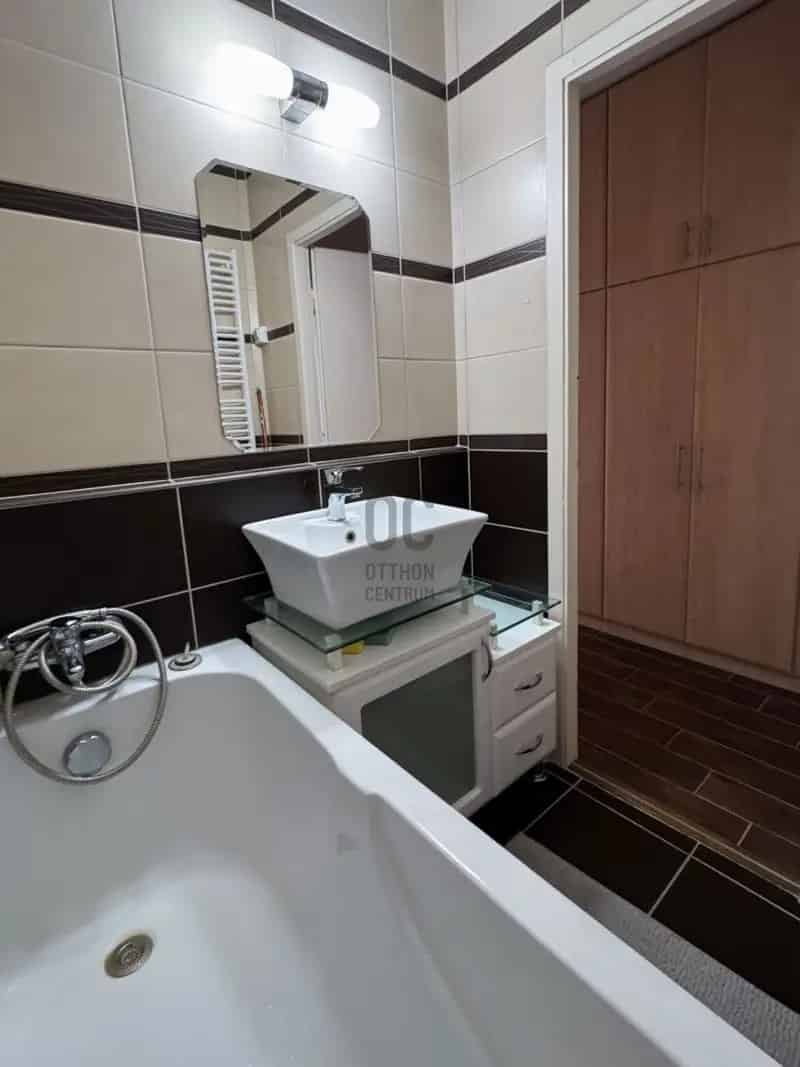 Szegedi 60m2-es 3 szobás erkélyes panellakás eladó