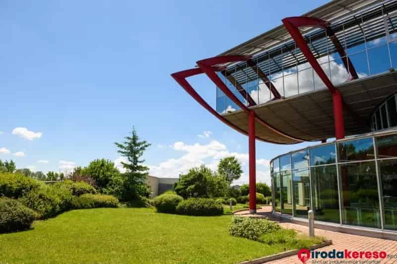 World Mall Irodák Kiadó - Napfényes Irodák Panorámával