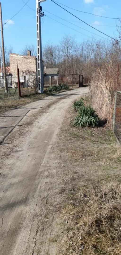 Szentmártonkátai zártkerti telek eladó hétvégi ház építésére