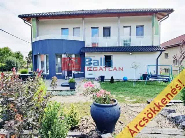 Pécel családi ház eladó 400 nm 11 szoba 2 generációs új építés